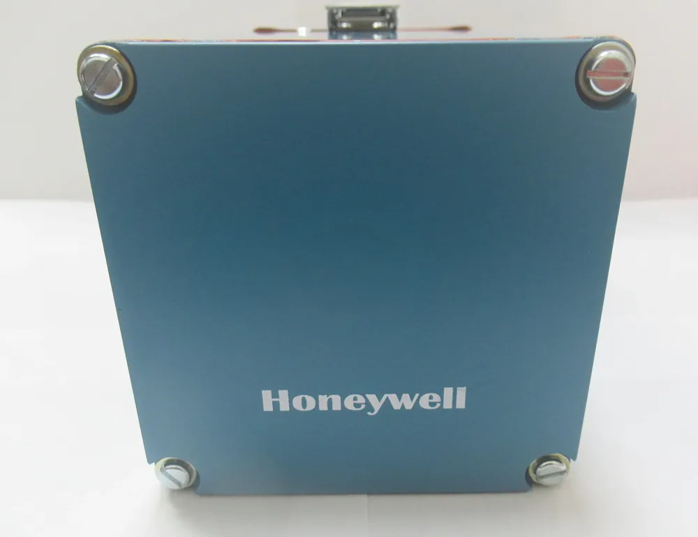 Don't Miss Out Honeywell C7076A1007 Ultraviolet Flame Detector 1 in. NPT NEMA 4